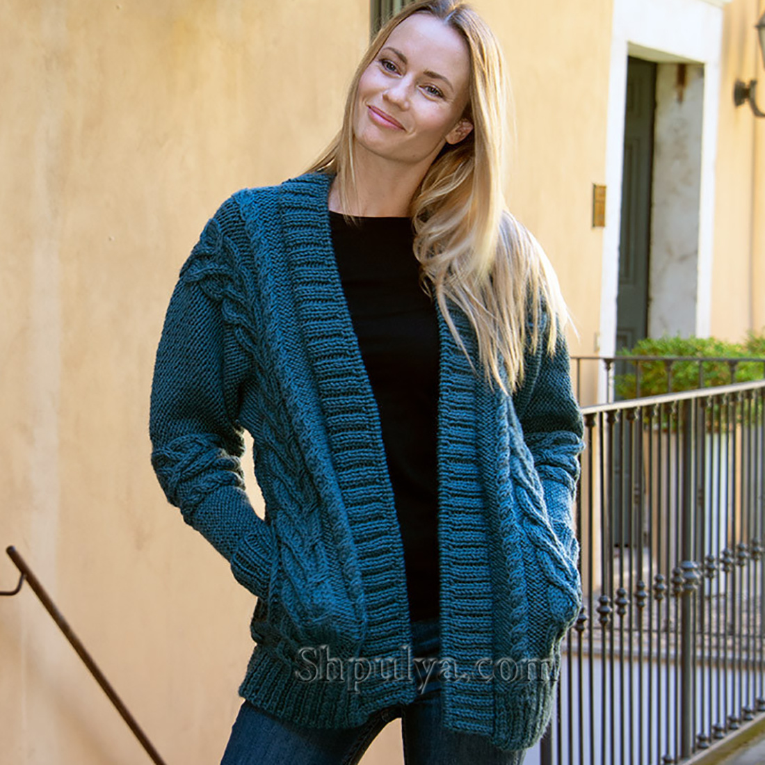 Цельновязаный кардиган с «косами»