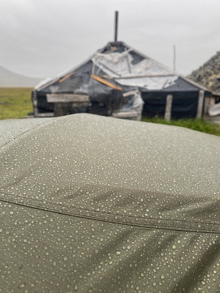 В голове всплывает звук бьющихся капель об тент палатки.