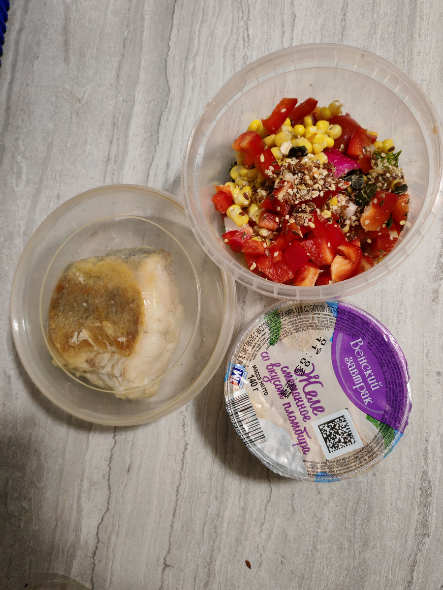 Жареный судак, салат из свежих овощей и желе. 