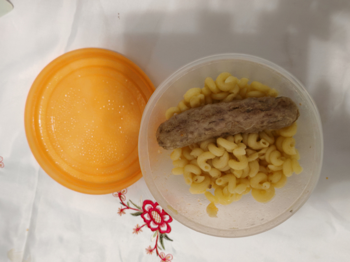 Йогурта на пятницу не осталось. Желе, которое брала на выступление, пришлось выбросить, всё-таки полдня в тепле пролежало.