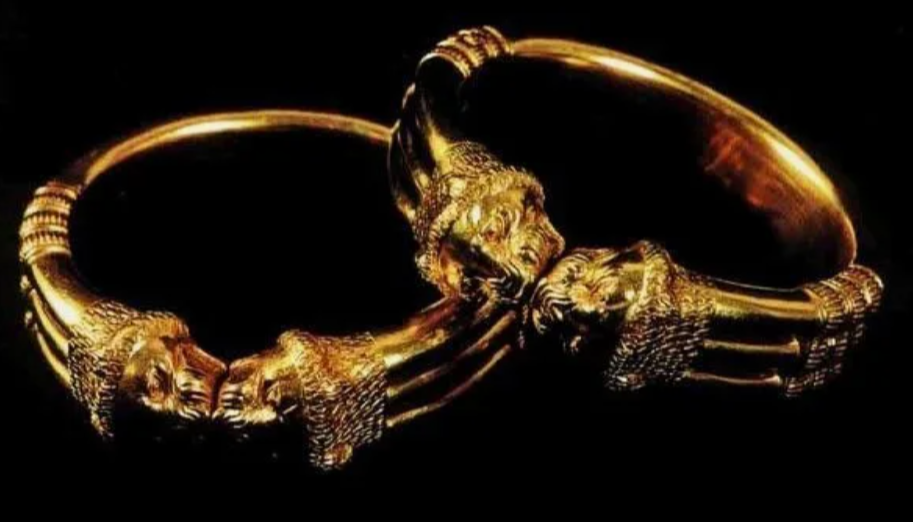  Шумерские золотые украшения. Изображение с ресурса Яндекс. Картинки.