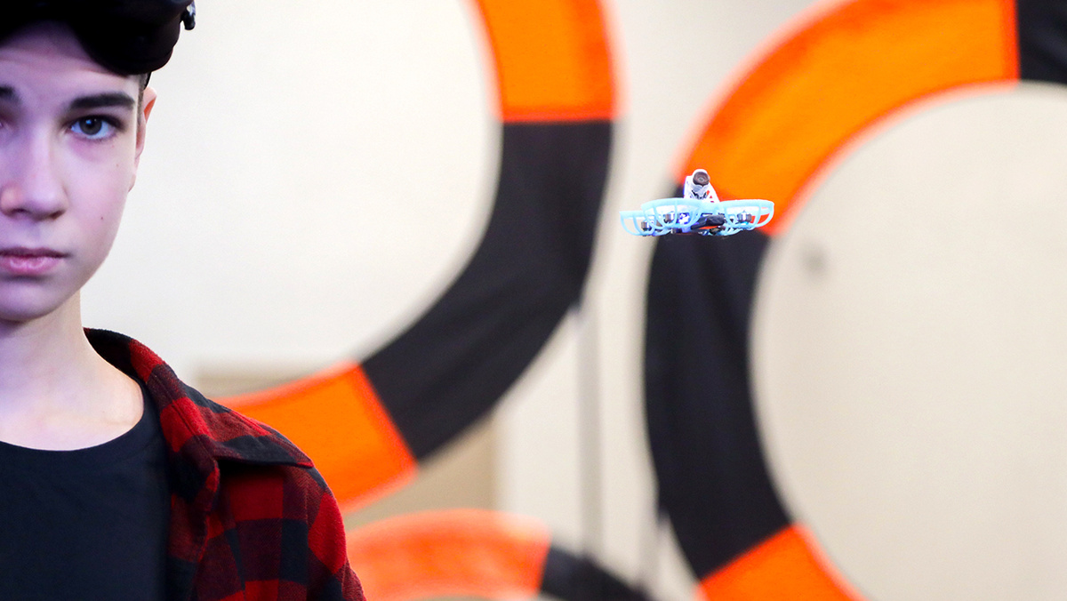 Маленький, да удаленький. Так участники соревнований называют дрон класса DJI Mini. На вид совсем игрушечный, он под управлением опытного оператора с легкостью и на хорошей скорости облетает любое препятствие.  
