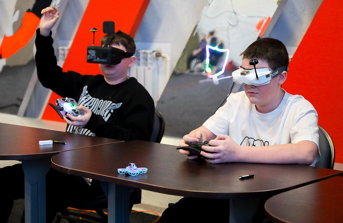 «Мой БПЛА сошел с дистанции по техническим причинам», – подает сигнал судьям один из участников соревнований. 