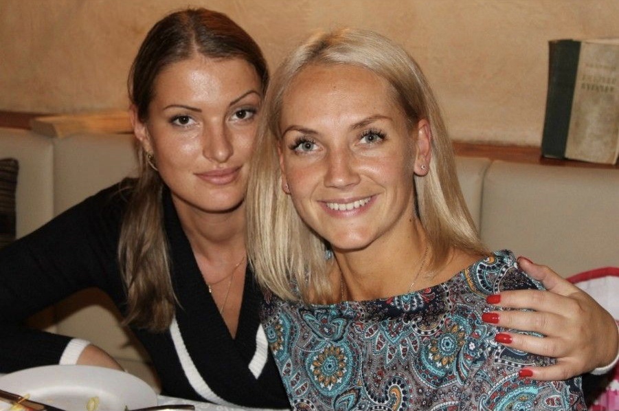 Это мы с Ксю в молодости, нам тут чуть за 30. Ксения была моим тренером в зале, и с ней я смогла добиться наилучшей формы в своей жизни.