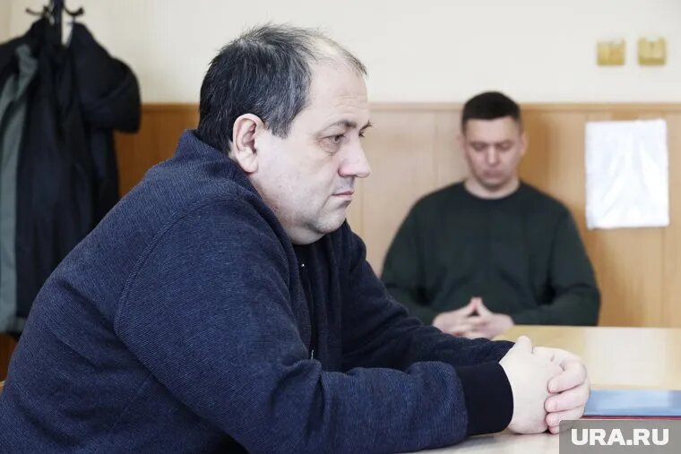 Обвиняемый по делу «Курганавтодора» Анисимов (слева) сознался в преступлении. Фото: Екатерина Сычкова © URA.RU