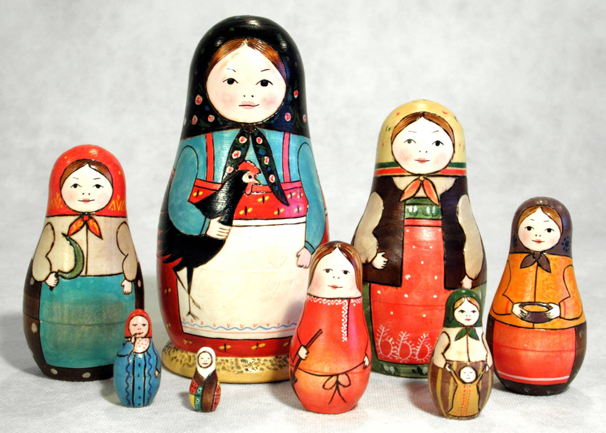 Первая матрешка с черным петухом