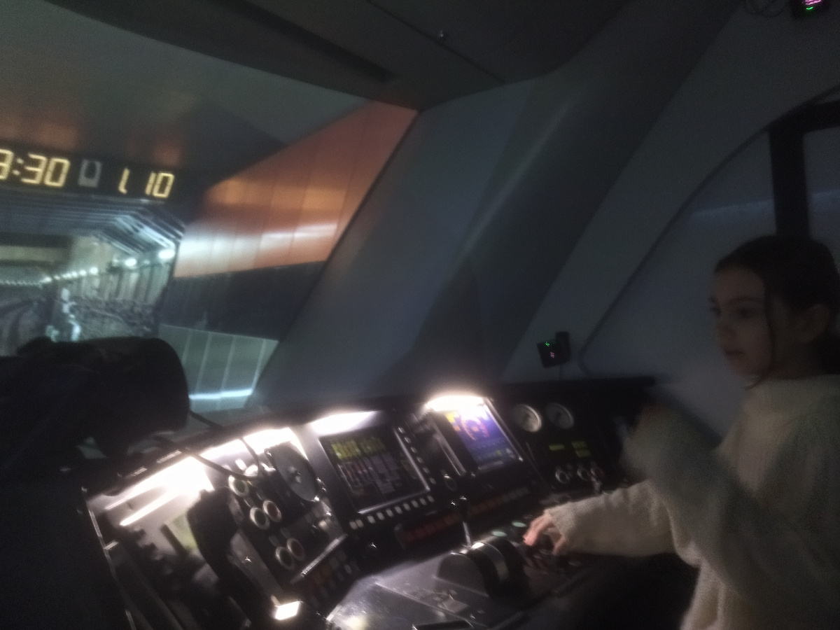 Юля за панелью управления