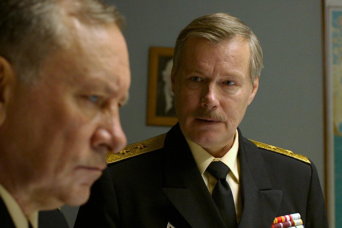 Централ Партнершип
Морские офицеры думают, как спасти лодку.