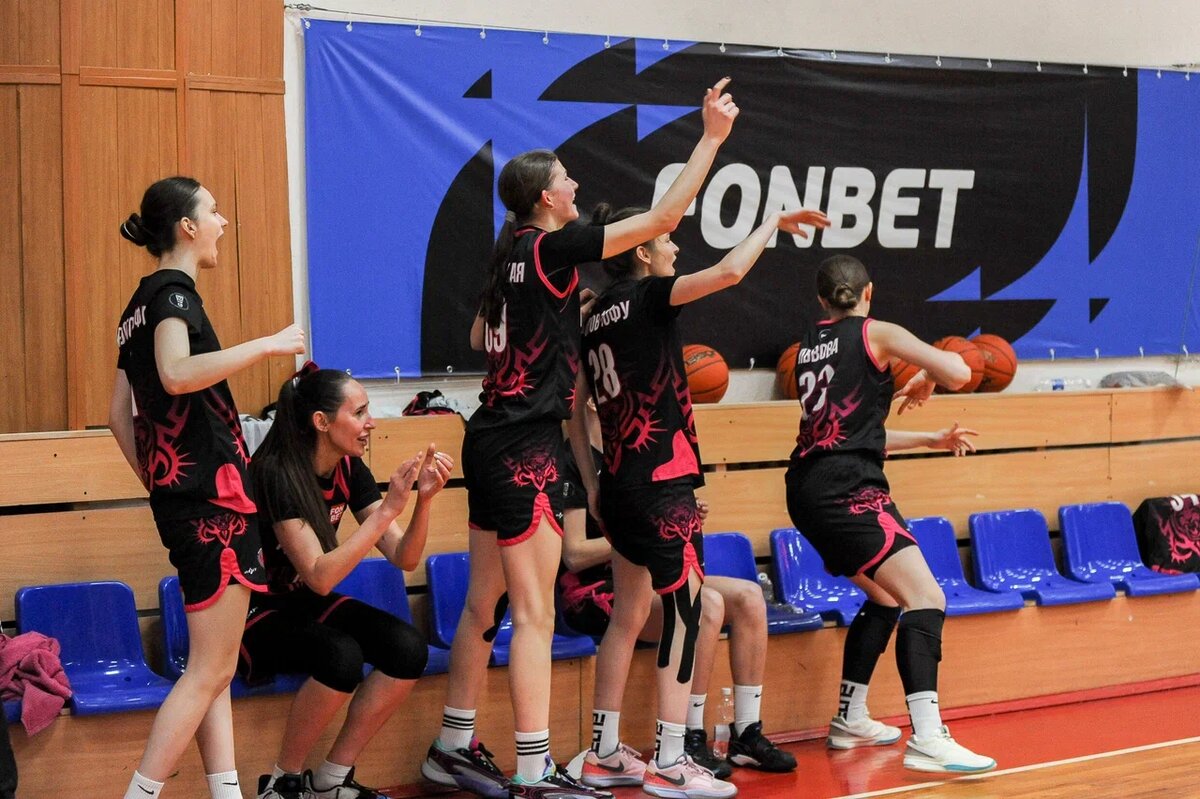 Ростовчанки, сидящие на скамейке запасных, бодро поддерживали своих одноклубниц