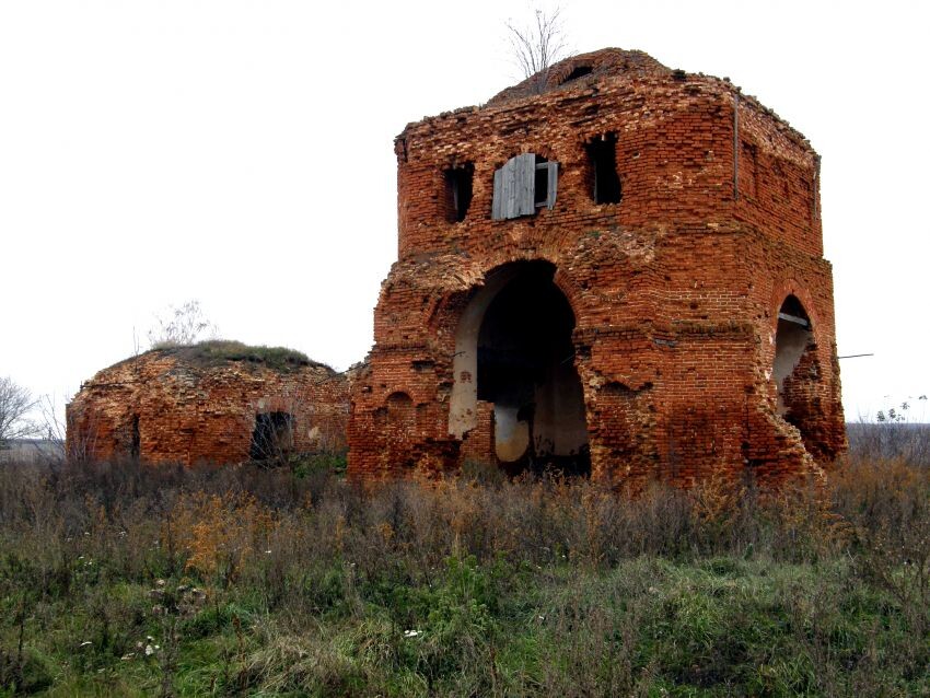 Фотку школы найти не получилось, она выглядит немного лучше чем вот этот храм из того же села.