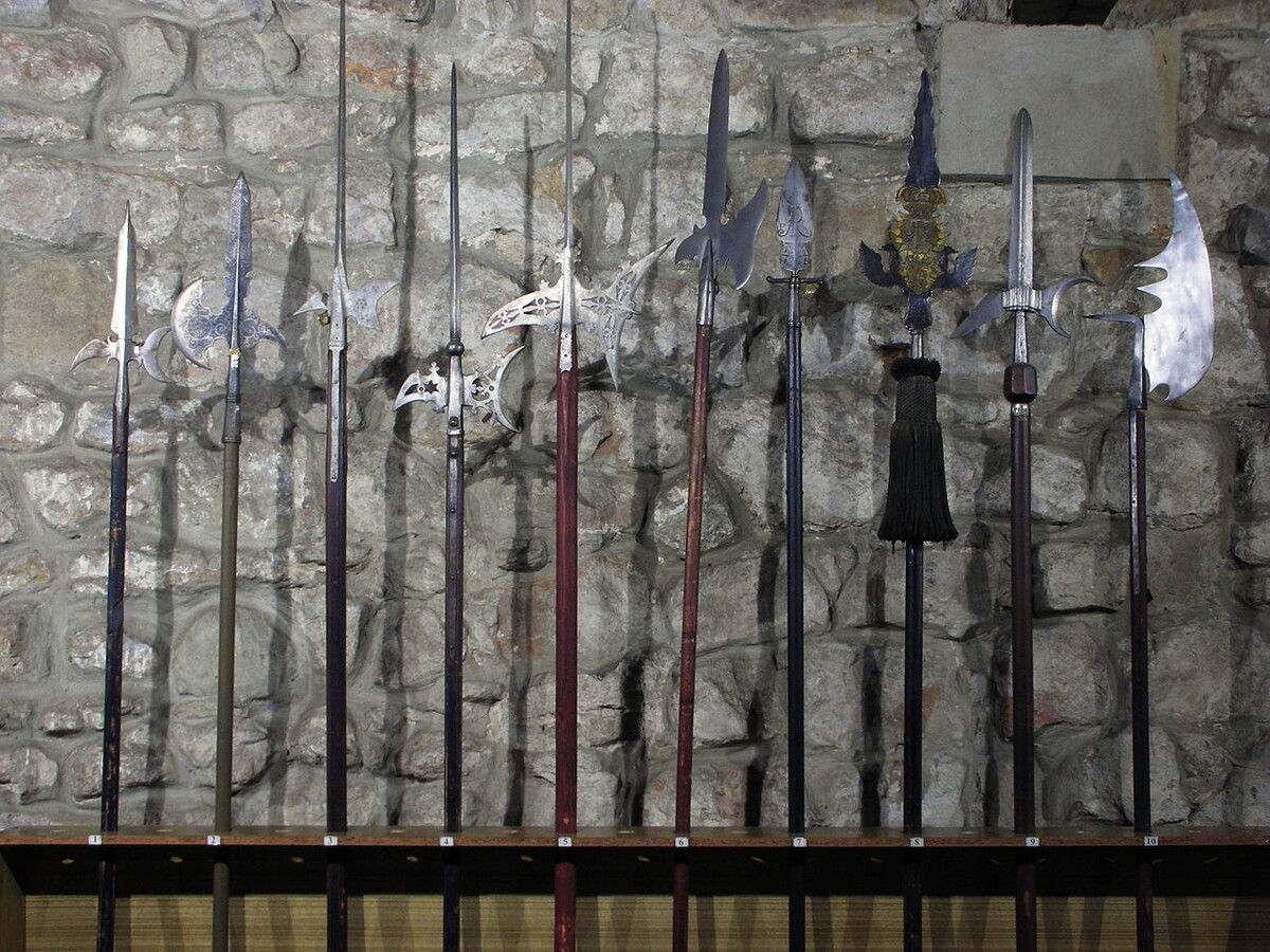 Алебарды различных форм, размеров и возрастов