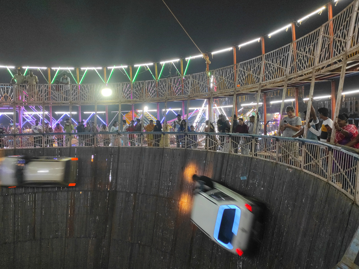 Максимум наших аттракционов - вот этот. В качестве зрителей.