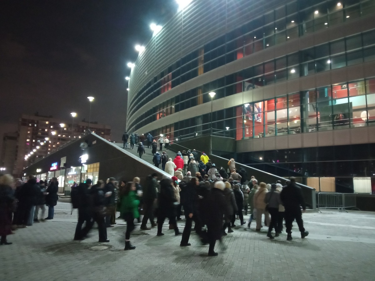 Народ идет. Фото автора.