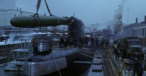 Грузовик вон там - точно не советский...