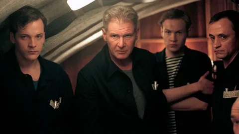 Радченко, кажется, слева от Форда стоит...