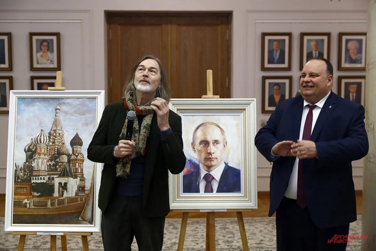    Никас Сафронов и ректор Финансового университета Станислав Прокофьев.