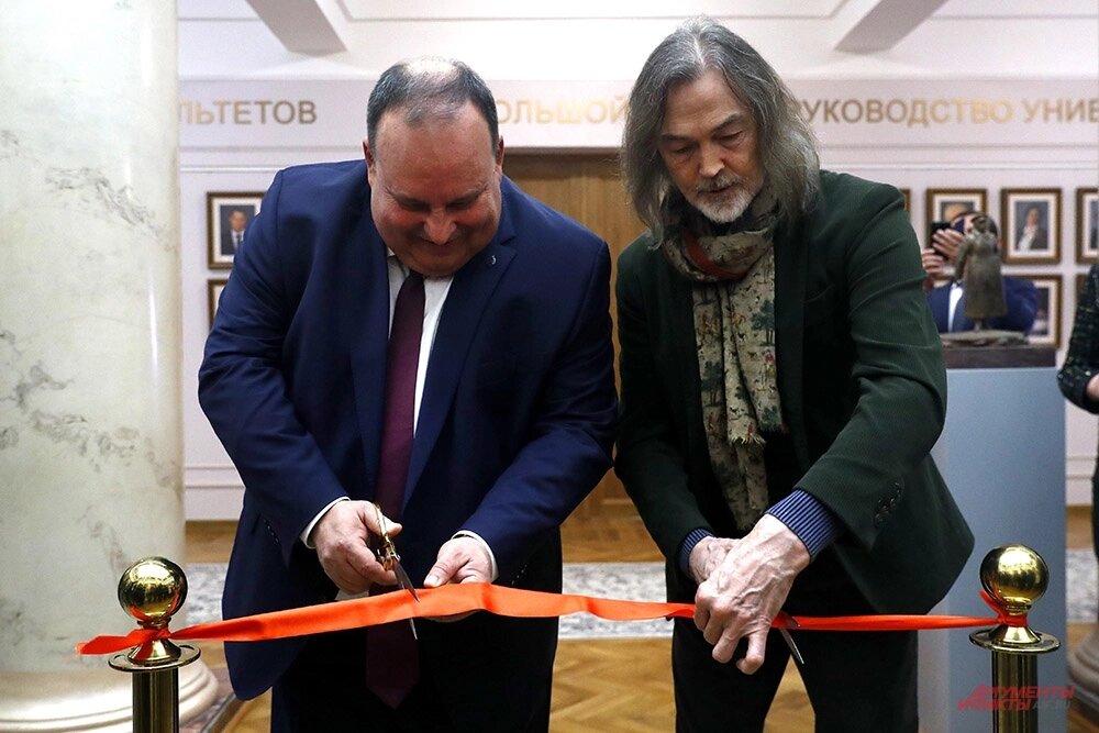    Никас Сафронов и ректор Финансового университета Станислав Прокофьев перерезают ленточку. Фото:  АиФ/ Игорь Харитонов