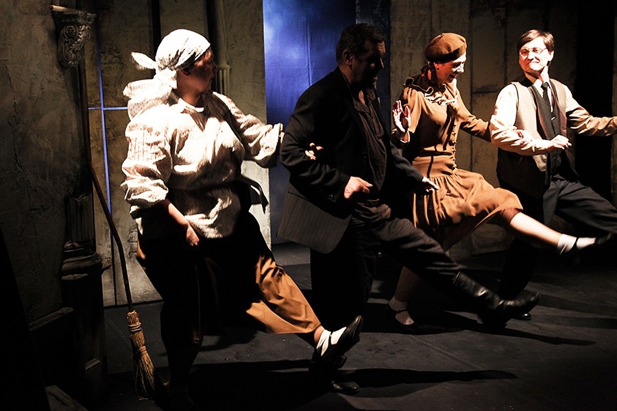 сцена из спектакля, фото с официального сайта Русского духовного театра "Глас"