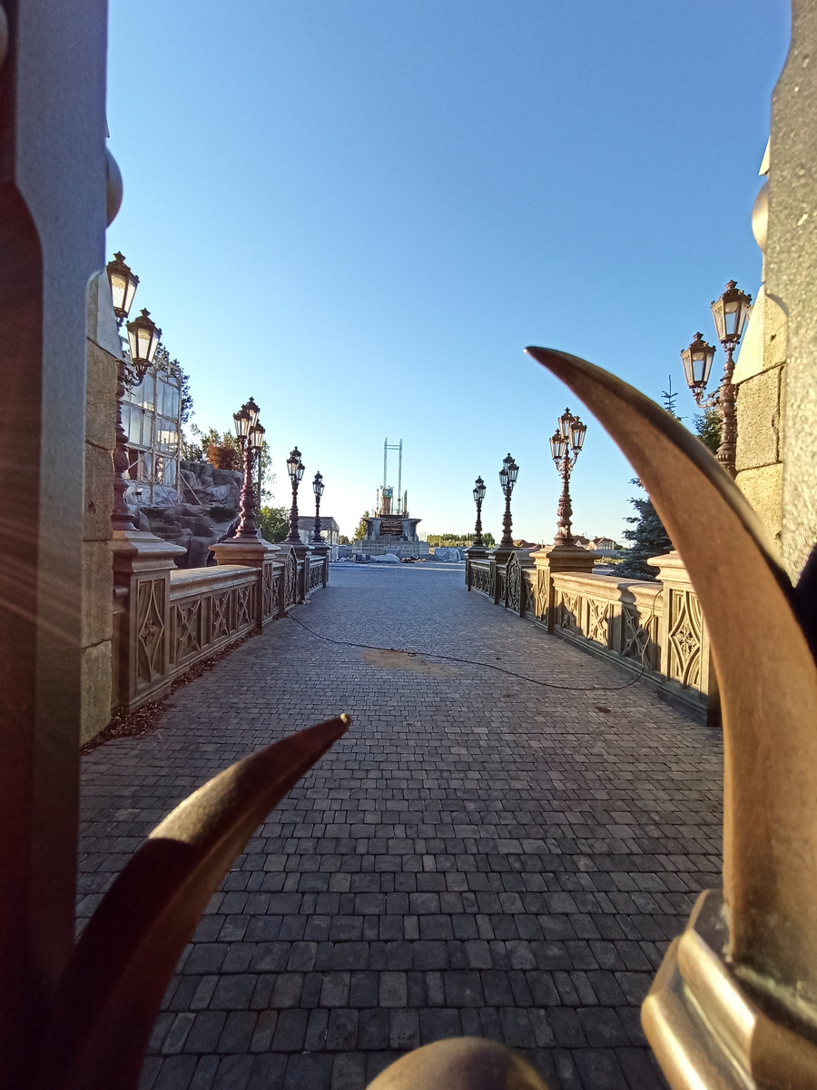 Внутренняя территория еще не достроена