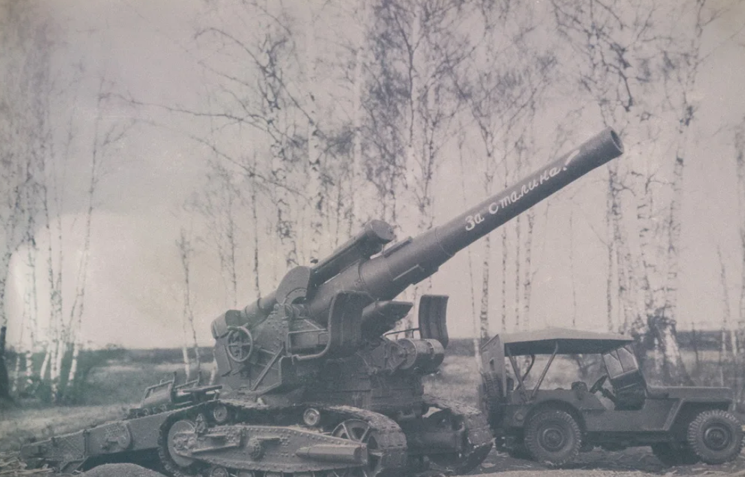 "Сталинской кувалдой" гаубицу Б-4 (203-мм) прозвали финны, за превосходное умение превратить железобетонный дот в груду щебня. Это умение очень пригодилось уже в конце войны, в ходе штурмов "фестунгов", городов-крепостей нацистской Германии. Фото архив МО РФ