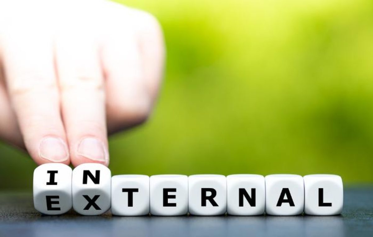 Внешний локус контроля (или, как его еще называют в литературе, экстернальный) и внутренний локус контроля (интернальный) - одна из классификаций направленности нашего фокуса внимания. Хорошая новость, как всегда, заключается в том, что с типом своего локуса контроля можно работать! Фото: realbusiness.co.uk