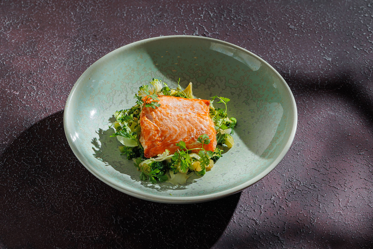    Морская форель с соусом беарнез и соте из зеленых овощей