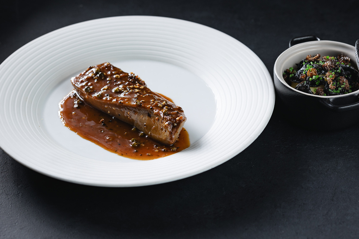    Томленый телячий язык с перечным соусом и картофельное пюре