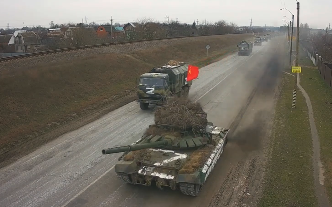 Колонна российских войск освобождает Херсонщину. Февраль, 2022 г. Скриншот видео с придорожной камеры 