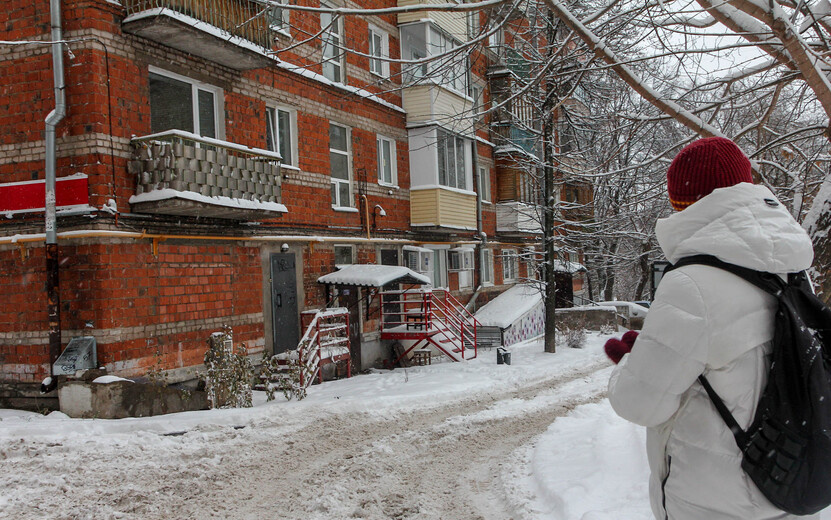    От уборки подъезда до работы с должниками: что должна делать в доме и во дворе управляющая компания