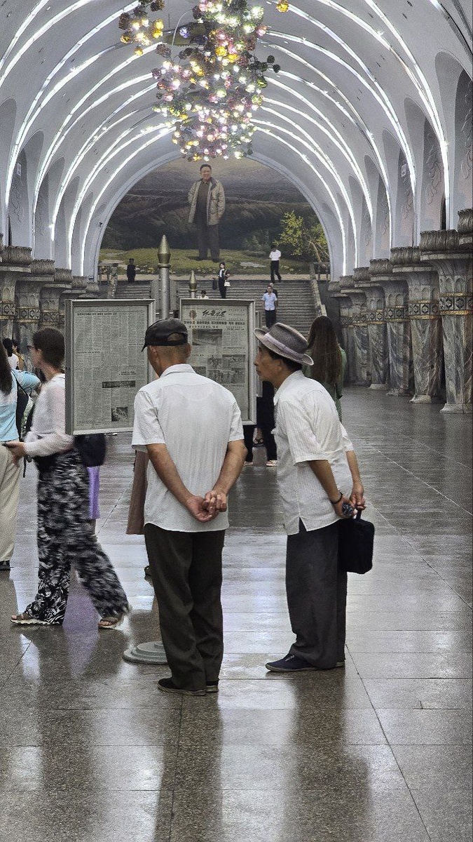 Дедушки читают последние полит. новости.