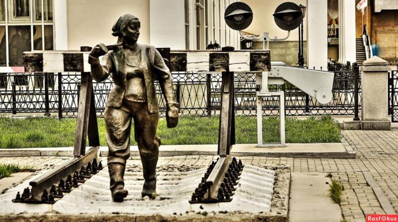 ПАМЯТНИК ШПАЛОУКЛАДЧИЦЕ В ЕКАТЕРИНБУРГЕ. Открытый источник.