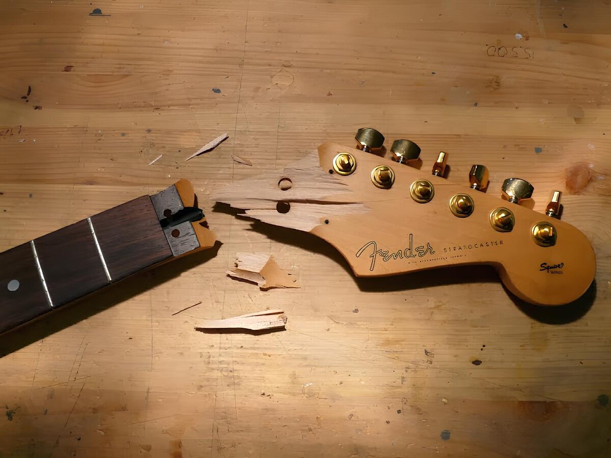 Сломанный гриф электрогитары Fender