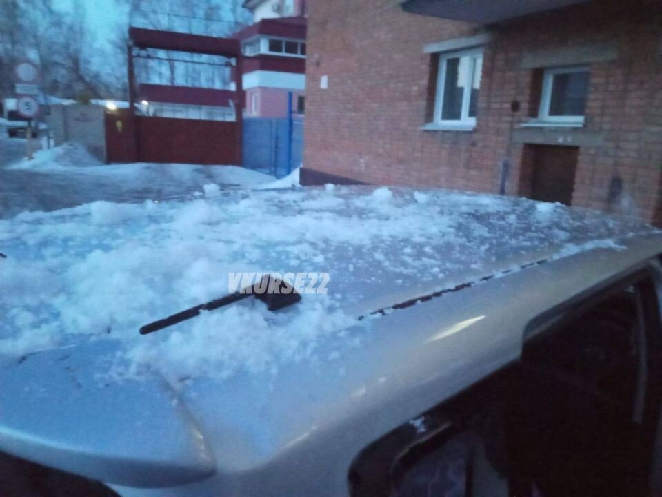    Разбитые машины в Барнауле. Источник: "В курсе 22"