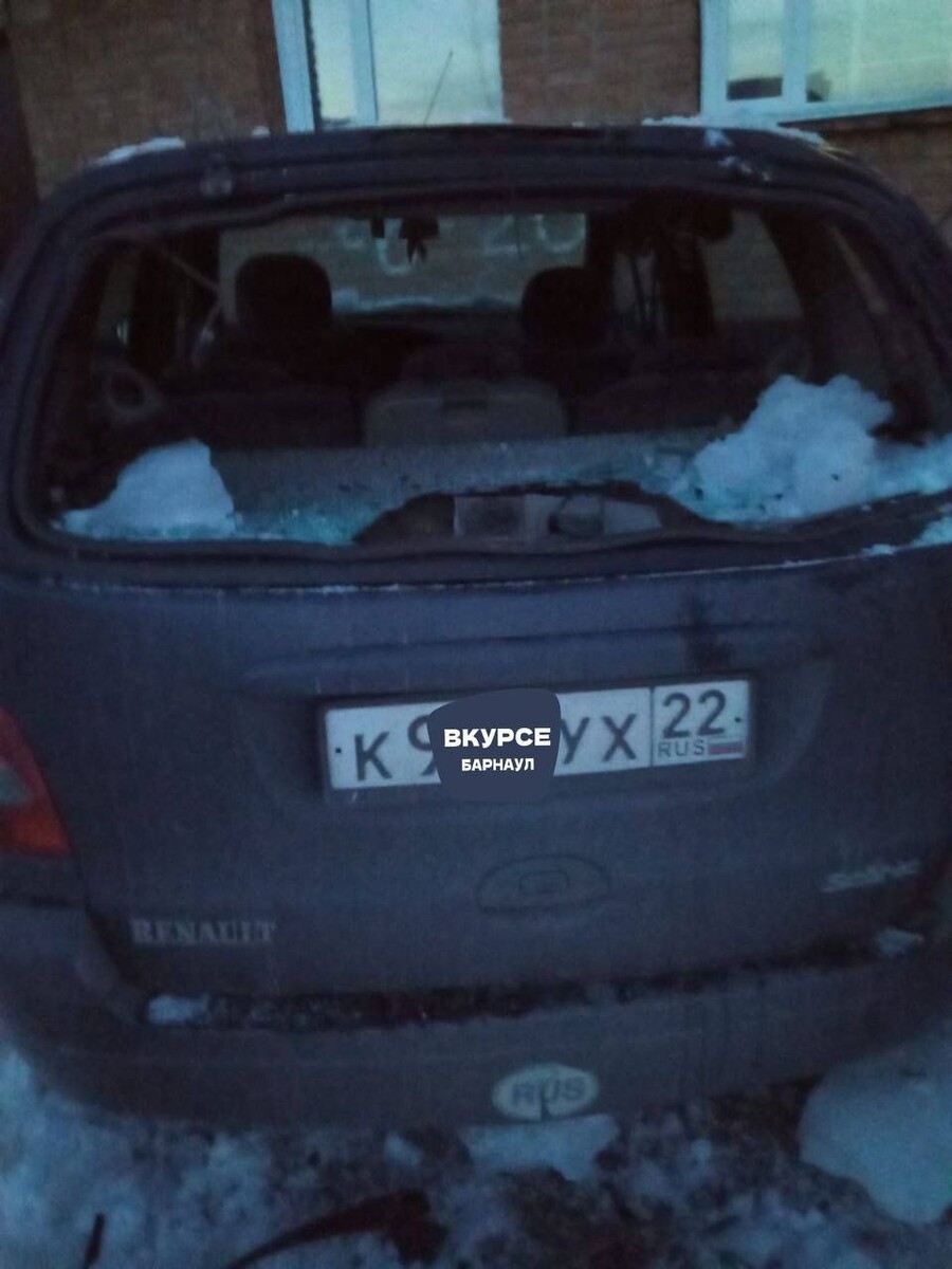    Разбитые машины в Барнауле. Источник: "В курсе 22"