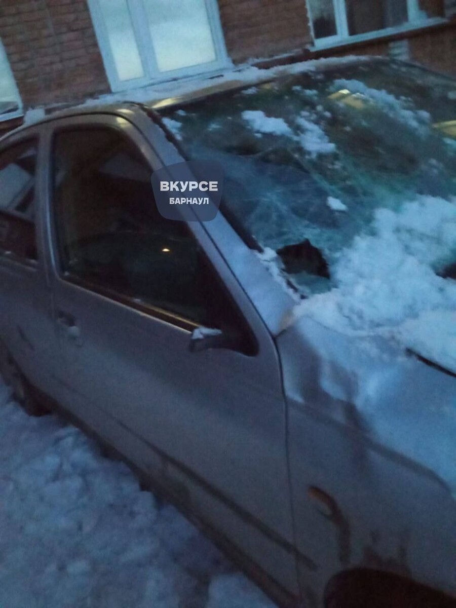    Разбитые машины в Барнауле. Источник: "В курсе 22"