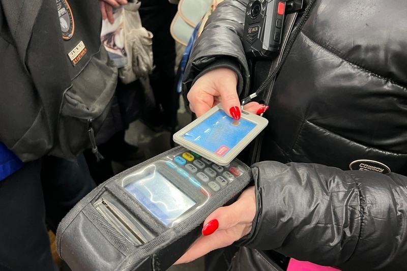    Оба инцидента произошли 26 февраля во время рейда по безбилетникам. Вместе с контролерами зайцев искали сотрудники полиции и департамента ЖКХ