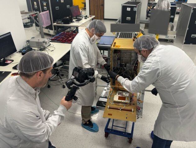     Демонстрационный спутник Starcloud готовится к запуску.    
 Фото: Philip Johnston / LinkedIn