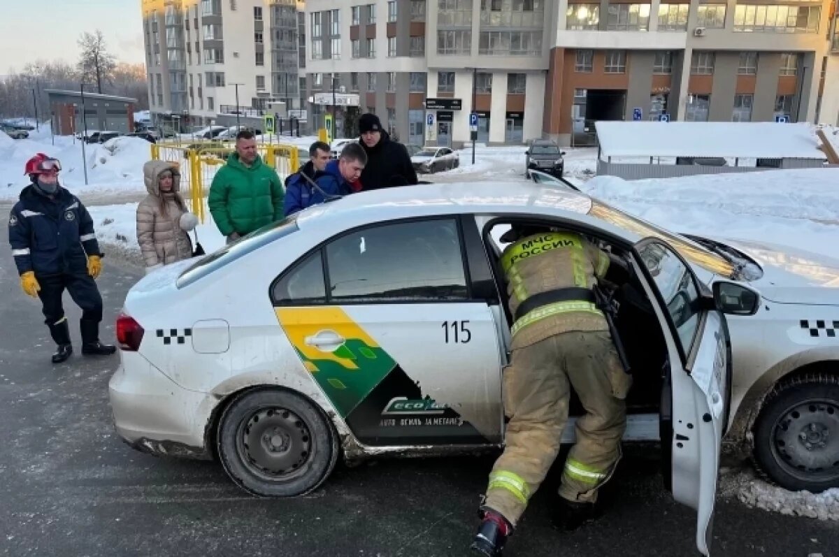    В Ижевске автомобиль такси попал в ДТП после того, как водителю стало плохо