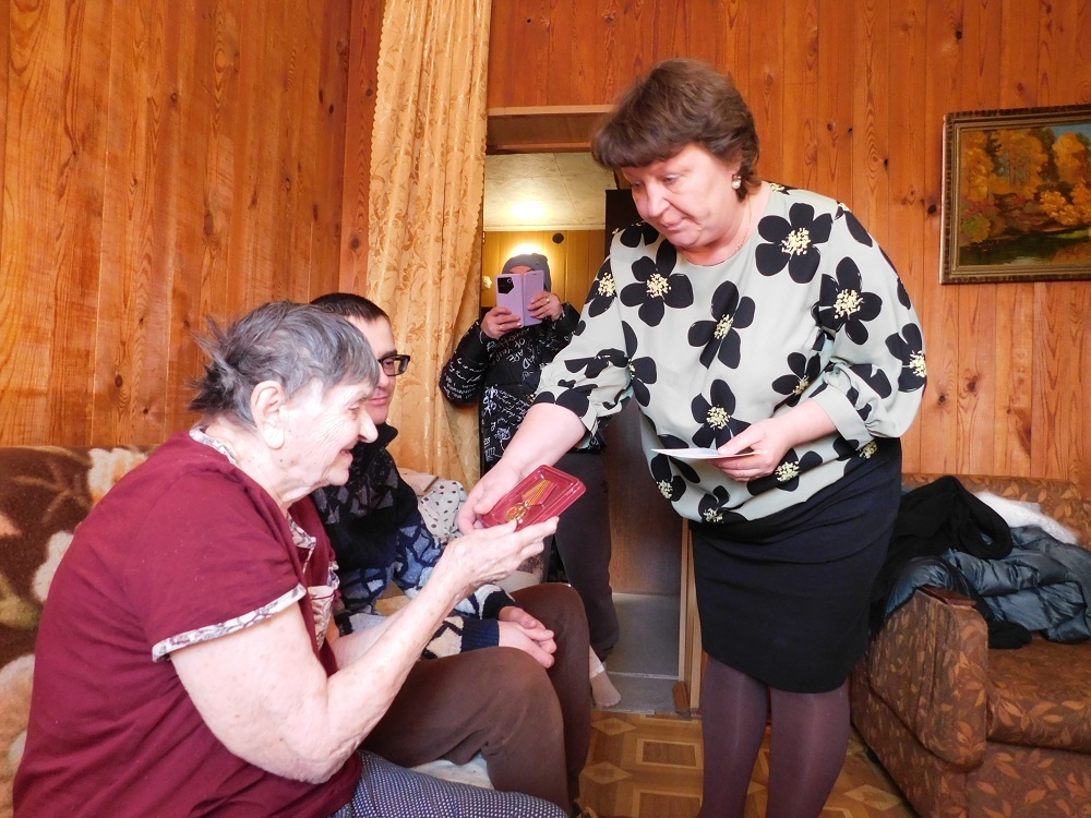    Вручение медали. Фото Анны Зубаревой