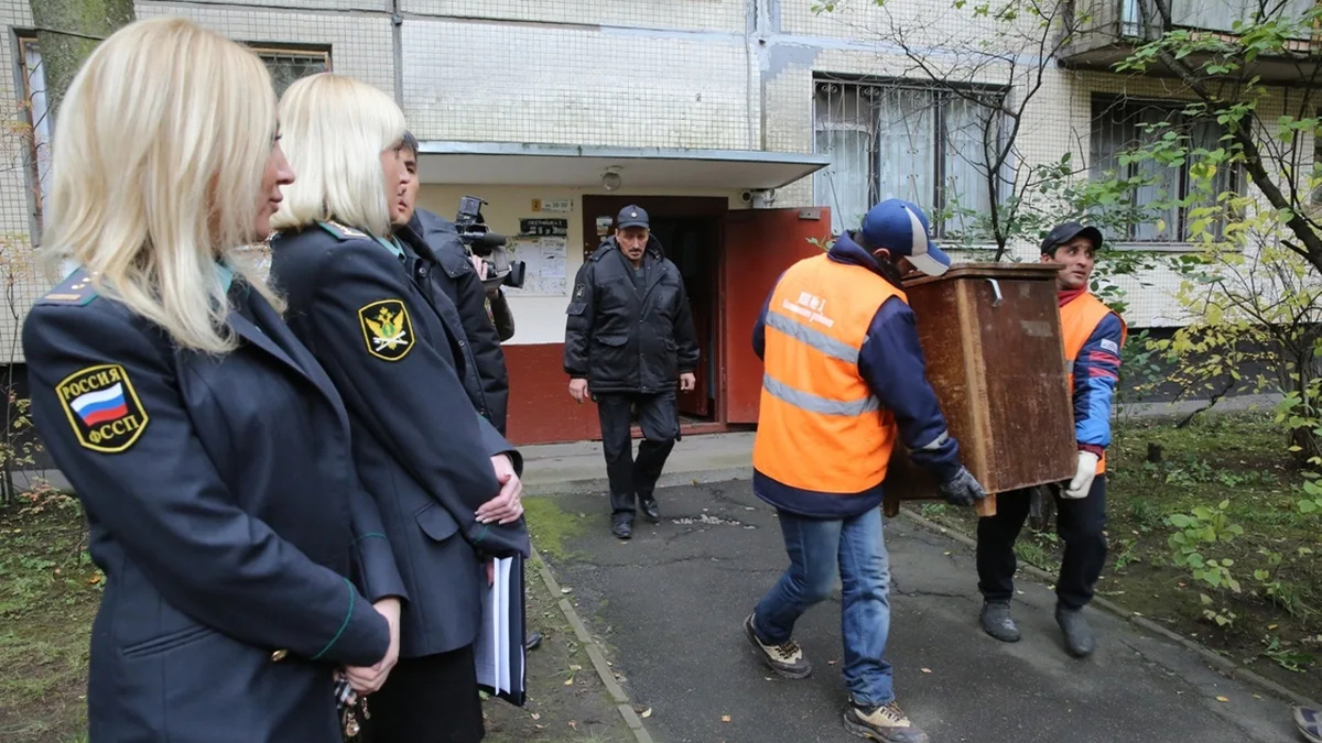 Приставы выселили мать с двумя детьми, но Верховный суд восстановил справедливость