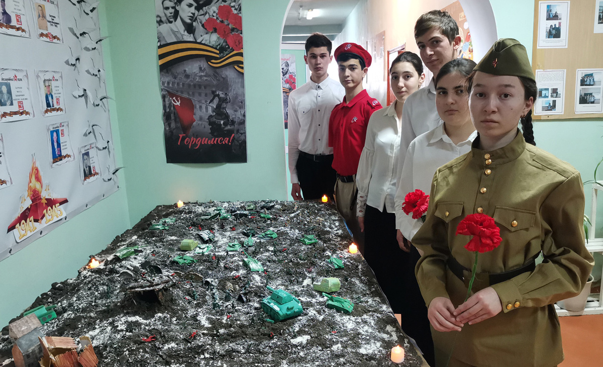 У макета панорамы Сталинградской битвы - школьные волонтёры. Фото автора.