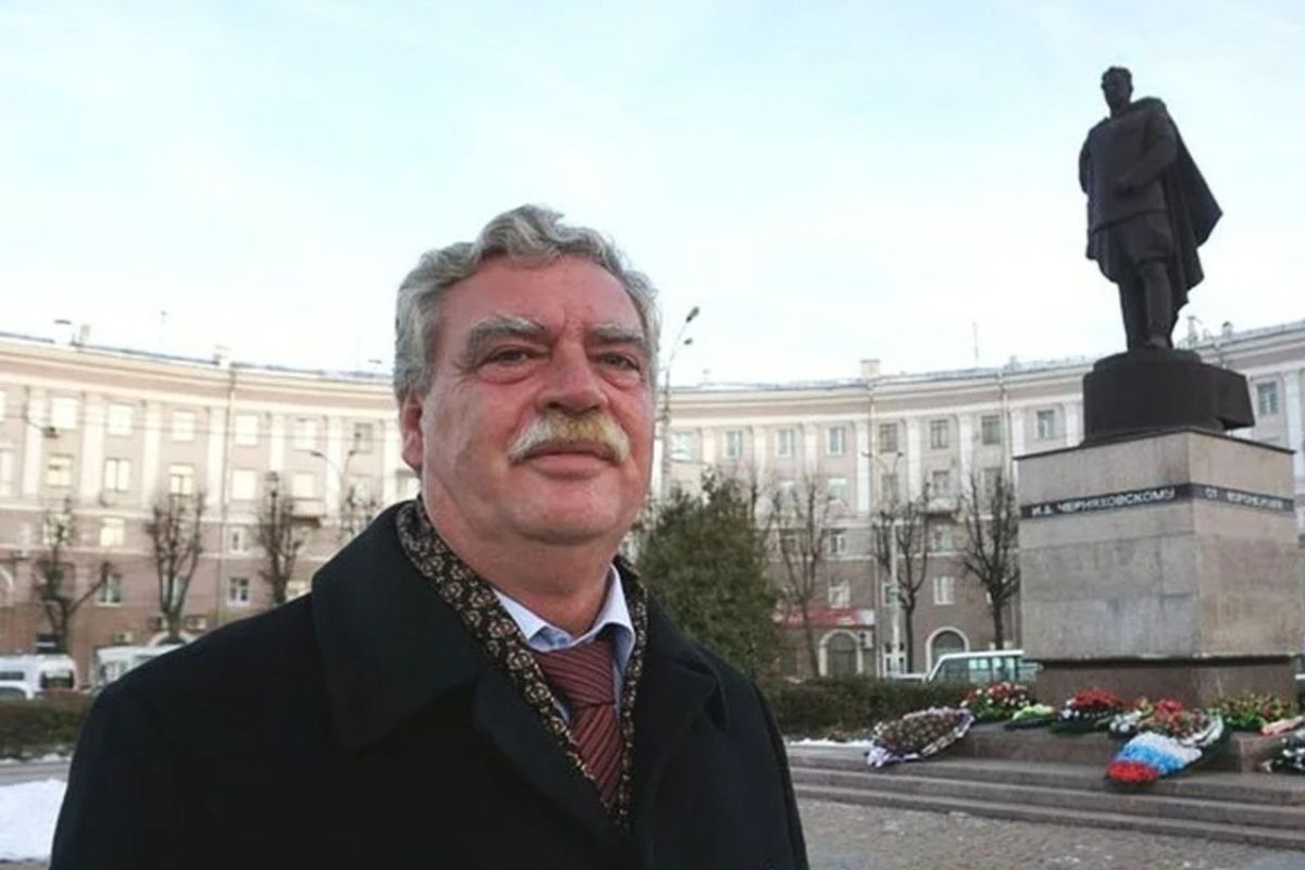    Иван Петрович Чухнов и спасенный им памятник. Воронеж. 2025 год. / Личный архив