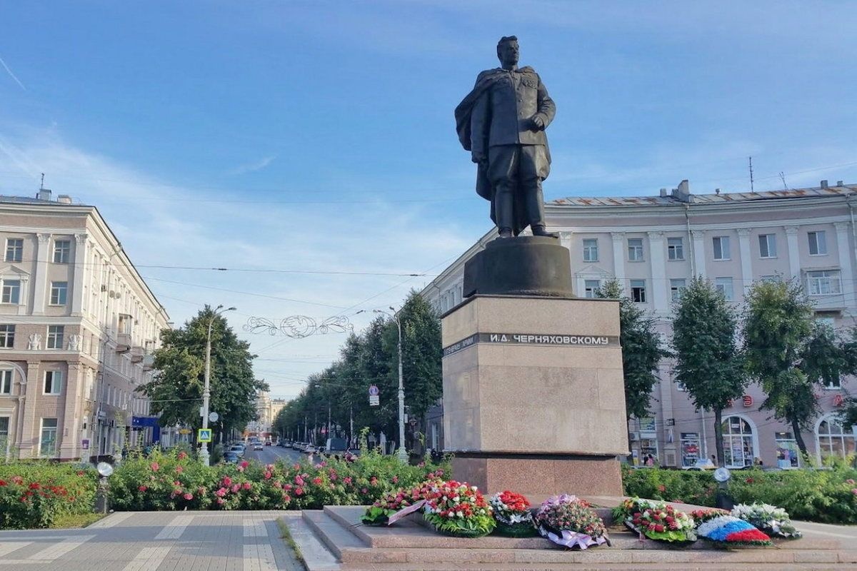    Памятник Ивану Черняховскому в Воронеже./Wikimedia Commons