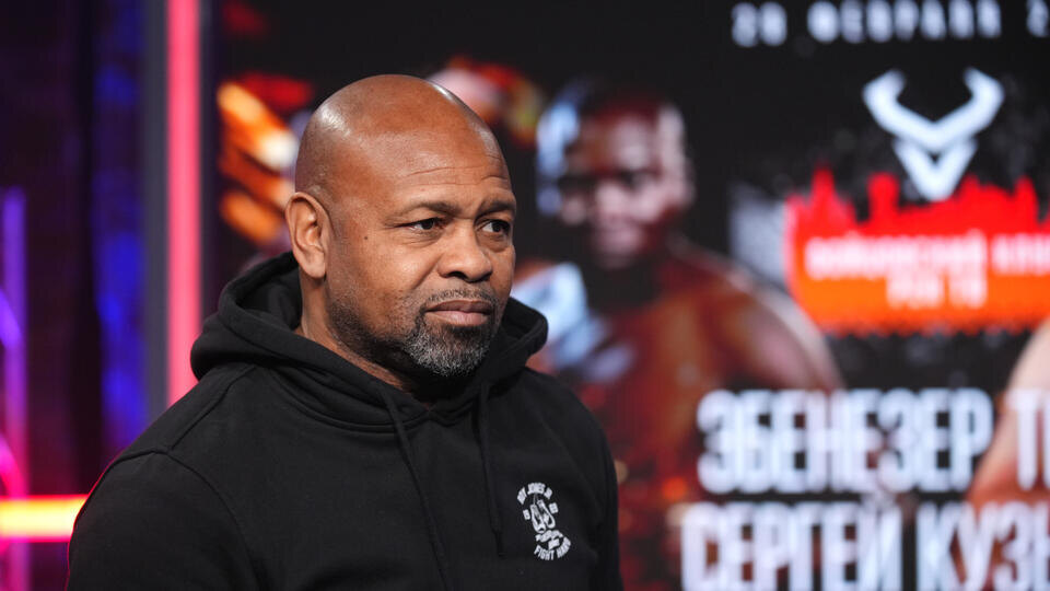     "Бойцовский клуб РЕН ТВ" разыграет перчатки с автографом Роя Джонса ИЗВЕСТИЯ/Сергей Лантюхов