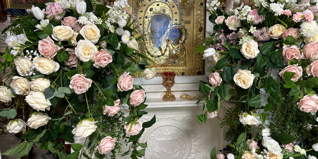 Привезли цветы для Божьей Матери.