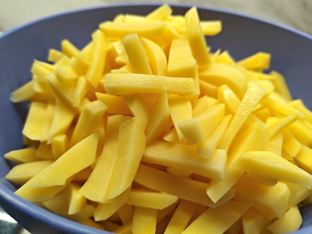 Картошку почистить, нарезать брусочками, промыть, обсушить