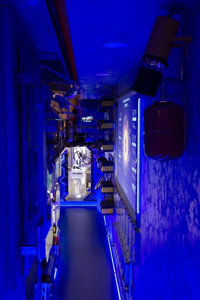 Дверь открыта. Нас приглашают в отсеки отвечающие за жизнеобеспечение корабля. Фото Сергея Малышева.