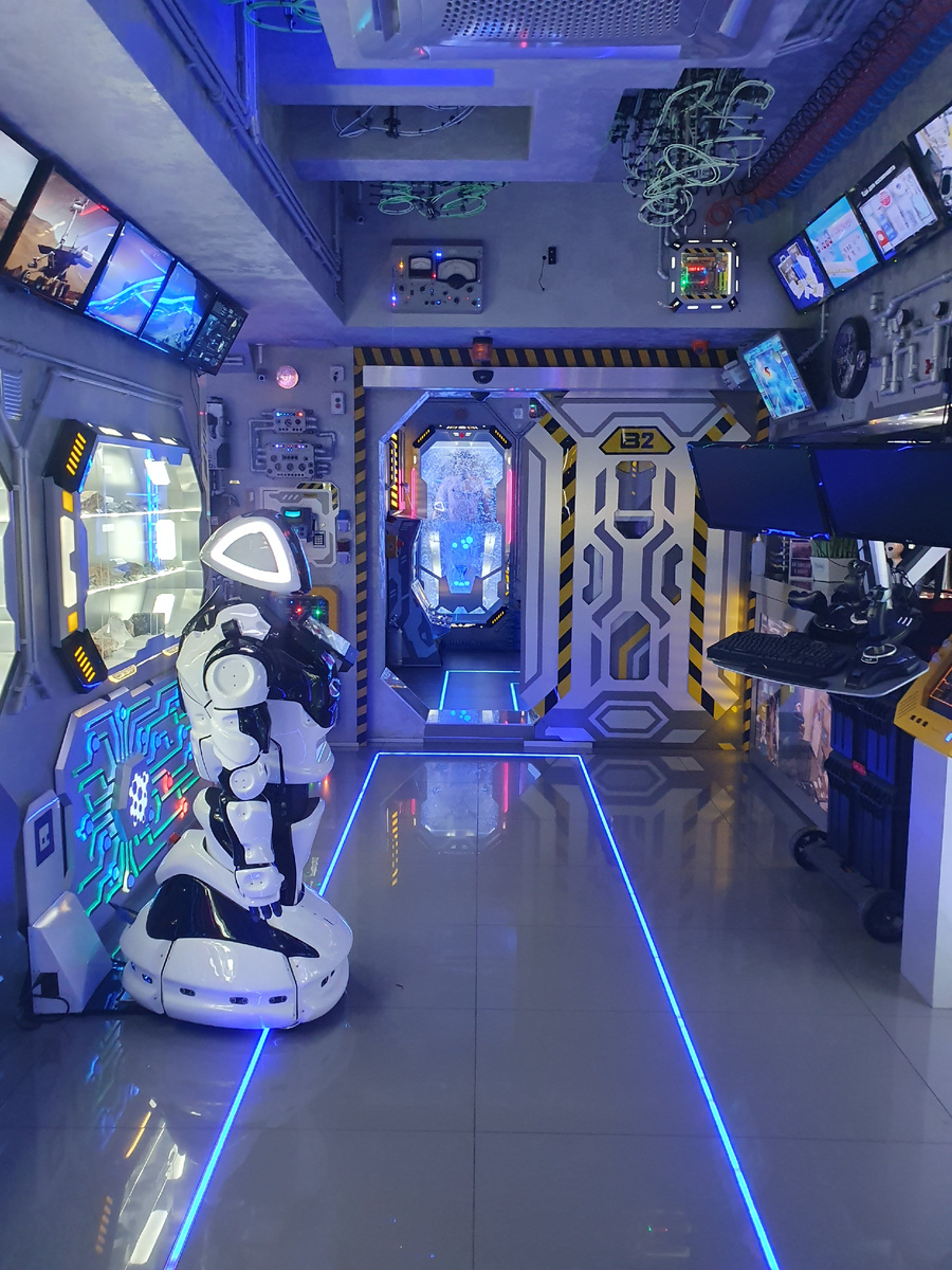 Робот-секретарь. Фото Сергея Малышева.