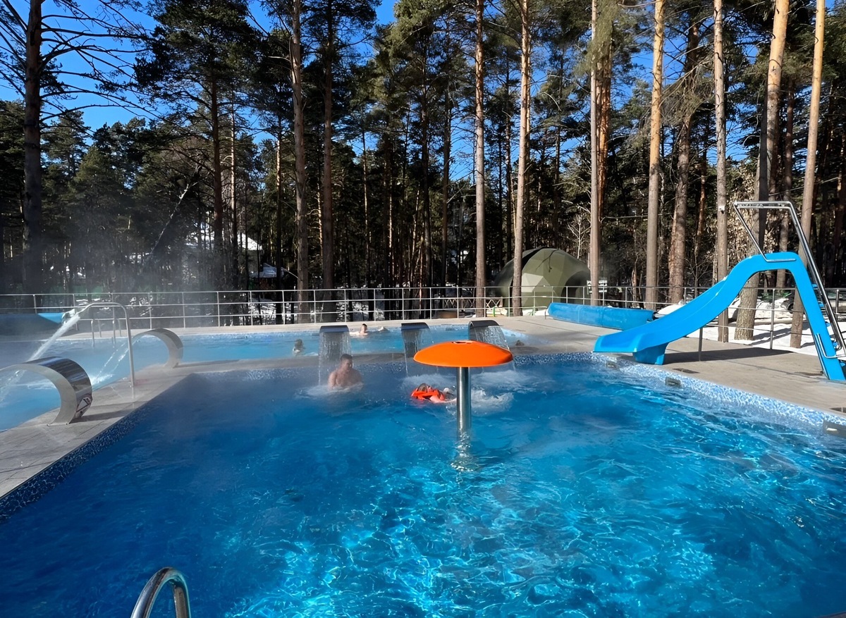 В парк-отеле расположен современный акватермальный курорт с горячими бассейнами под открытым небом. Фото: «Хвоя» / Яндекс Путешествия