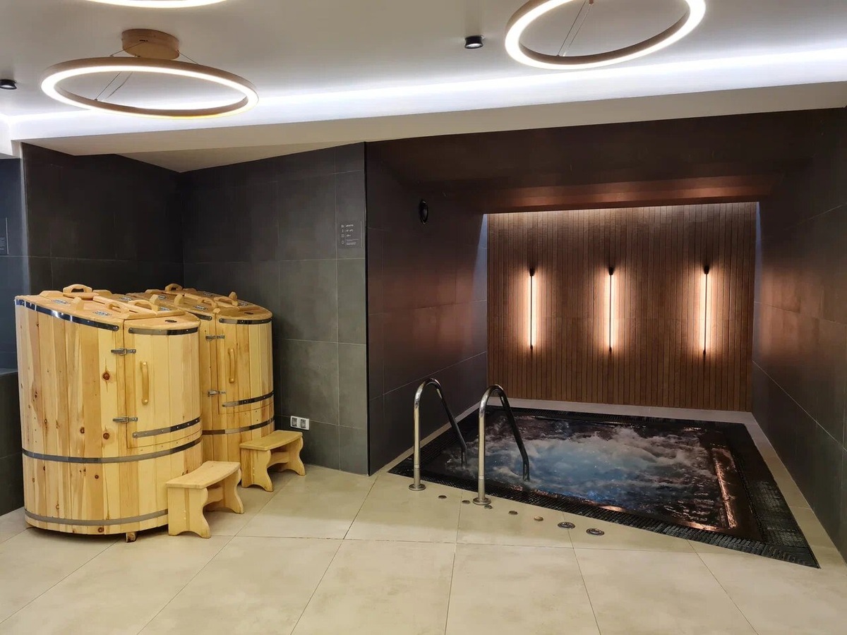 После активного дня в Шерегеше приятно расслабиться в спа-центре, посетив джакузи, кедровую бочку, сауну, бассейн и массаж. Фото: спа-отель «Ольга» / Яндекс Путешествия